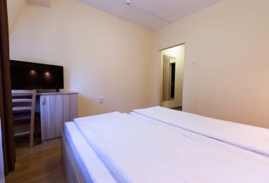 Camera dubla cu pat suplimentar - Education Center Arcuș Hotel